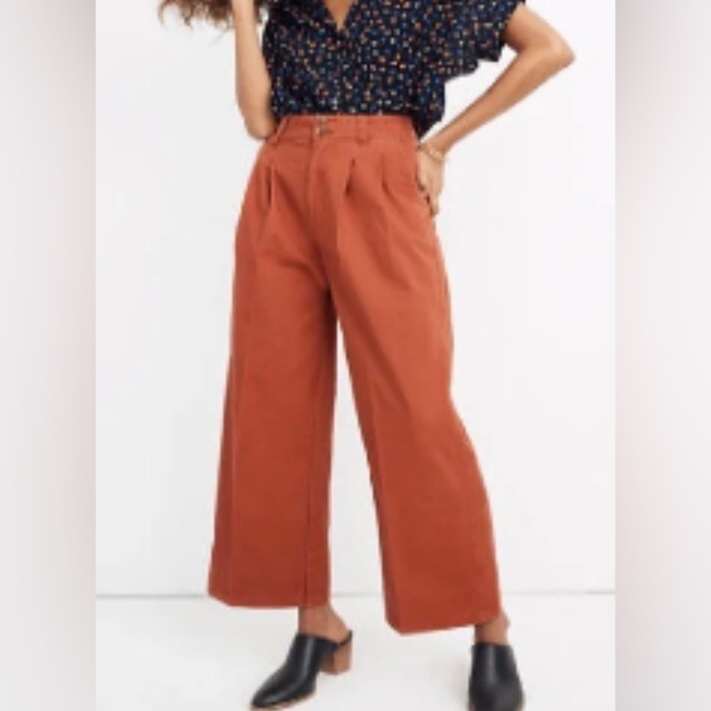 Pleated Wide-Leg Pants*